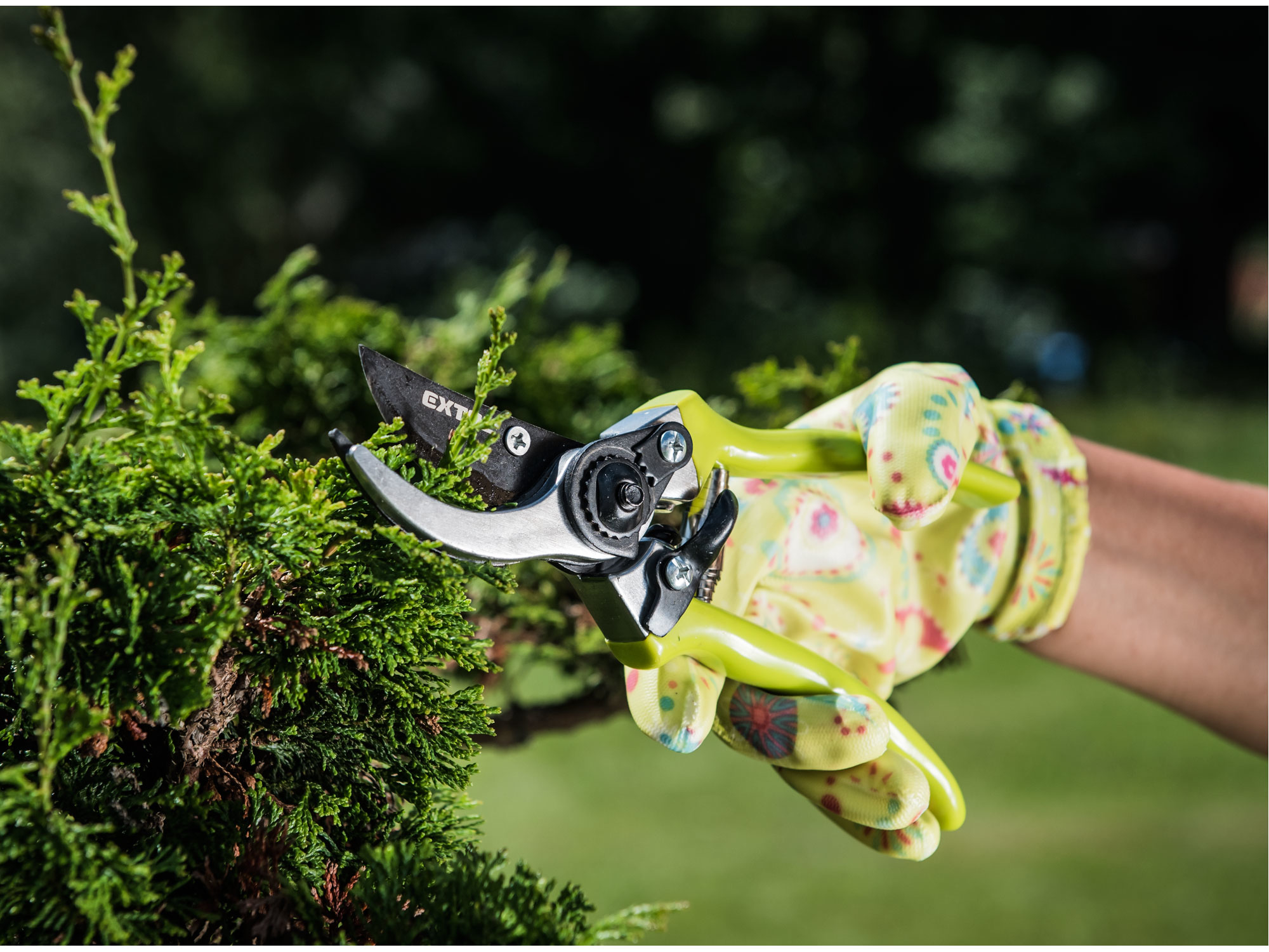 rukavice zahradní nylonové polomáčené v nitrilu, velikost 8"